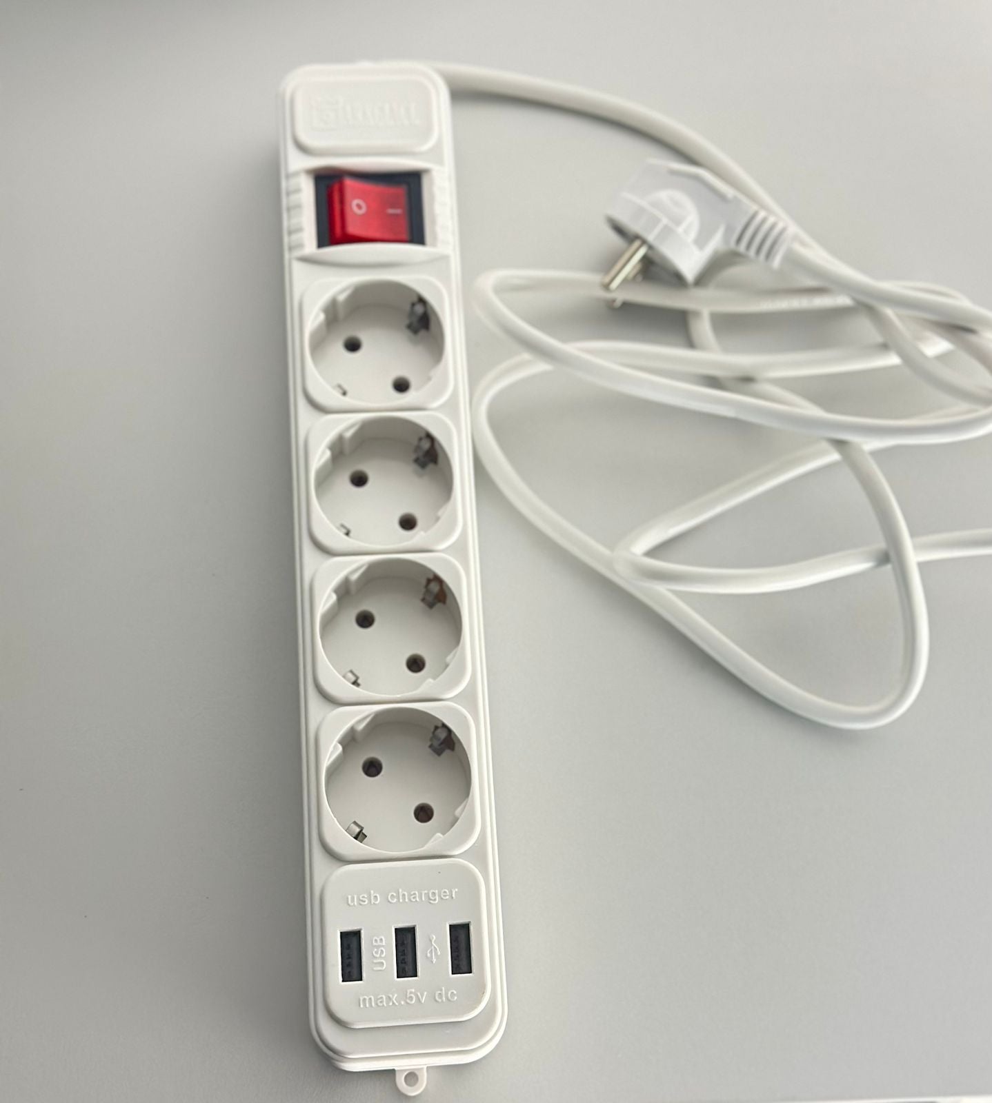 Prailginimo laidas (4 lizdai, 3 USB įėjimai) 2 VNT.