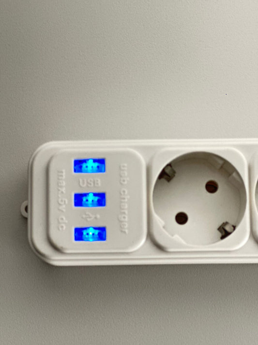 Prailginimo laidas (4 lizdai, 3 USB įėjimai) 2 VNT.