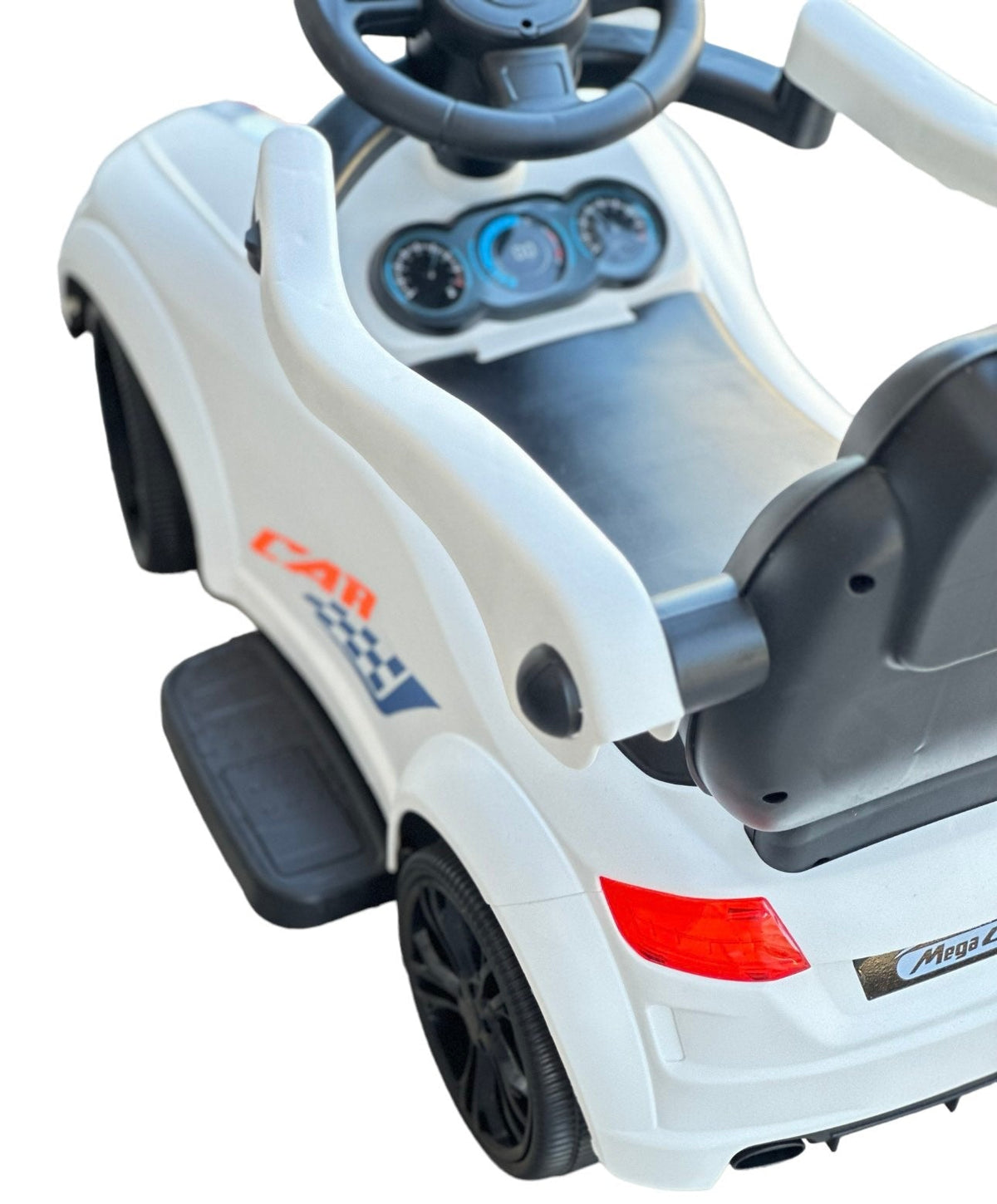 AUTOMOBILIS STUMIAMAS SU RANKENA IR MUZIKA