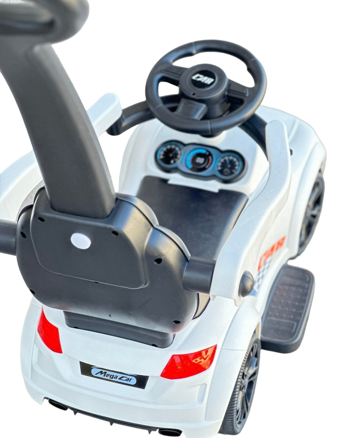 AUTOMOBILIS STUMIAMAS SU RANKENA IR MUZIKA