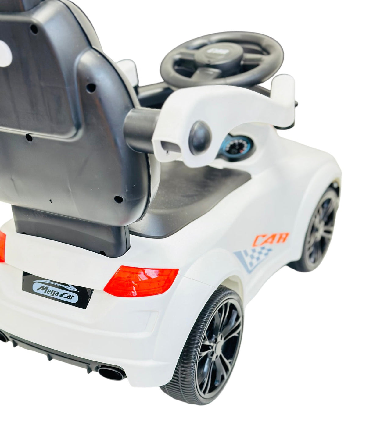 AUTOMOBILIS STUMIAMAS SU RANKENA IR MUZIKA